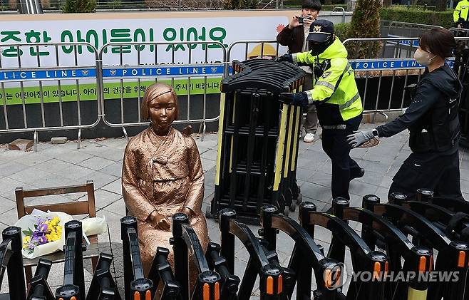 '다시 철창 속으로' [연합뉴스 자료사진]