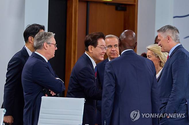 이재명 대통령, G7 확대회담 참석 (에비앙=연합뉴스) 한상균 기자 = 이재명 대통령이 17일(현지시간) 프랑스 에비앙레뱅에서 열린 주요 7개국(G7) 및 초청국 확대회담 2세션에서 참석자들과 대화하고 있다. 2026.6.17 [공동취재 제공. 재판매 및 DB 금지] xyz@yna.co.kr