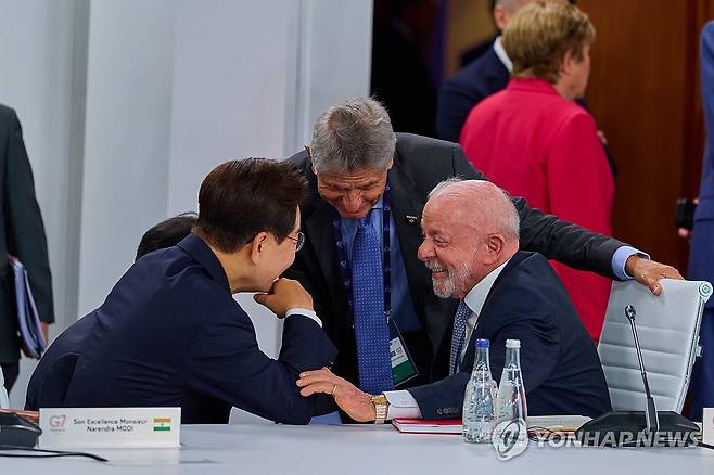 대화하는 한-브라질 정상 (에비앙=연합뉴스) 한상균 기자 = 이재명 대통령이 17일(현지시간) 프랑스 에비앙레뱅에서 열린 주요 7개국(G7) 및 초청국 확대회담 2세션에서 루이스 이나시우 룰라 다시우바 브라질 대통령와 대화하고 있다. 2026.6.17 [공동취재 제공. 재판매 및 DB 금지] xyz@yna.co.kr