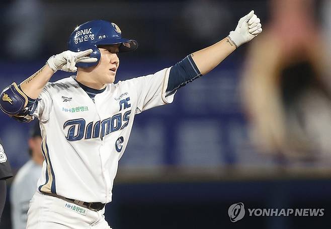NC 박민우 9회 말 선두타자 안타 (창원=연합뉴스) 김동민 기자 = 17일 경남 창원NC파크에서 열린 2026 KBO 프로야구 한화 이글스와 NC 다이노스의 경기. 9회 말 선두타자 NC 3번 박민우가 안타(2루타)를 치고 있다. 2026.6.17 image@yna.co.kr