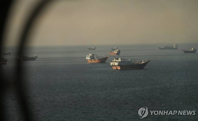 호르무즈 해협의 선박들 [로이터=연합뉴스 자료사진 재판매 및 DB 금지]