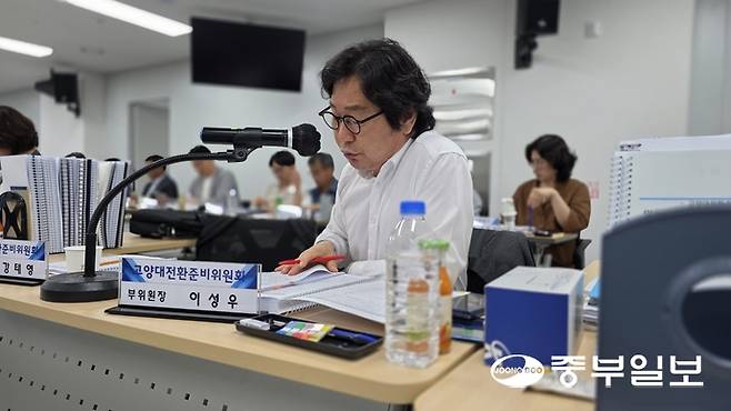 18일 오후 이성우 고양대전환준비위원회 부위원장이 일자리재정국 업무보고 내용에 대해 질문하고 있다. 김태훈 기자