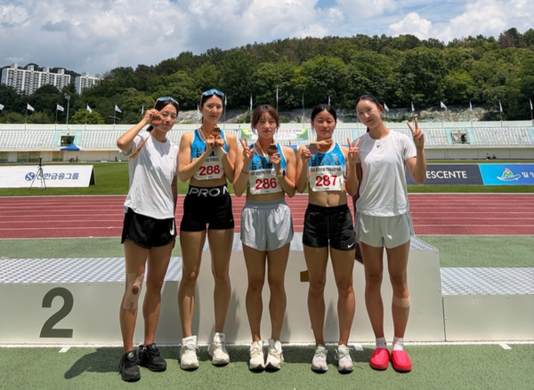 '2026 밀양아리랑 전국육상경기대회'에서 여자 400m 우승과 여자 4×400m 계주 3위를 기록한 남동구청 육상팀 선수들이 메달을 목에 걸고 기념촬영을 하고 있다. <남동구청>