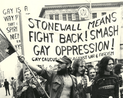 1971년 스톤월 항쟁 2주년 기념하며 행진하는 시위대의 모습. (Leonard Fink/The LGBT Community Center National History Archive)