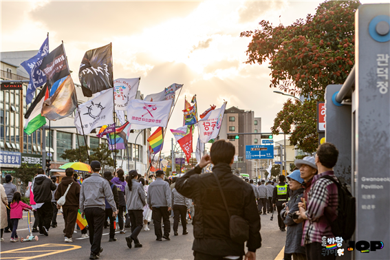 2025 제6회 제주퀴어프라이드 '돌 바람 퀴어 : 돌 같은 저항으로 바람같은 연대로' 행진 사진.