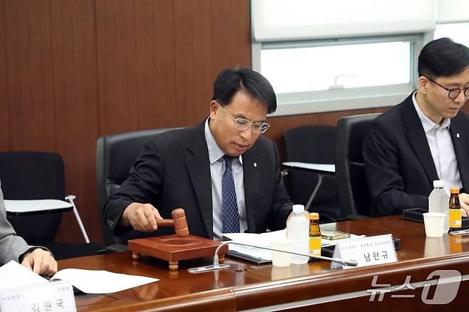 강원랜드가 지난 17일 정선군 본사 사옥에서 '2026년 상반기 내부통제 관리위원회'를 연 가운데, 남한규 강원랜드 대표이사 직무대행이 위원회 회의를 주재하고 있다. (강원랜드 제공. 재판매 및 DB금지) 2026.6.18/뉴스1