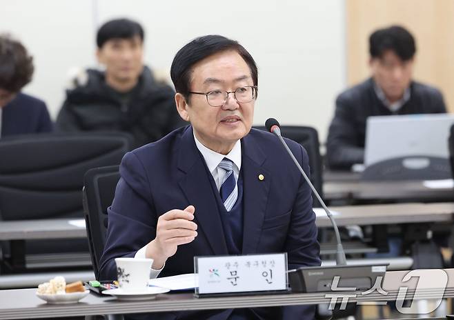 광주 동구청 3층 상황실에서 열린 '자치분권 강화를 위한 행정통합 간담회'에서 문인 광주 북구청장이 모두발언하고 있다.  뉴스1 박지현 기자