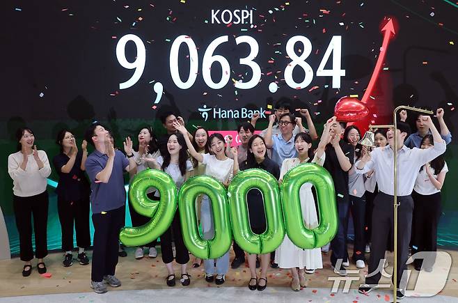 18일 서울 중구 하나은행 본점 딜링룸에서 직원들이 코스피 9000 돌파 축하 세리머니를 하고 있다.  (공동취재) 2026.6.18 ⓒ 뉴스1 최지환 기자