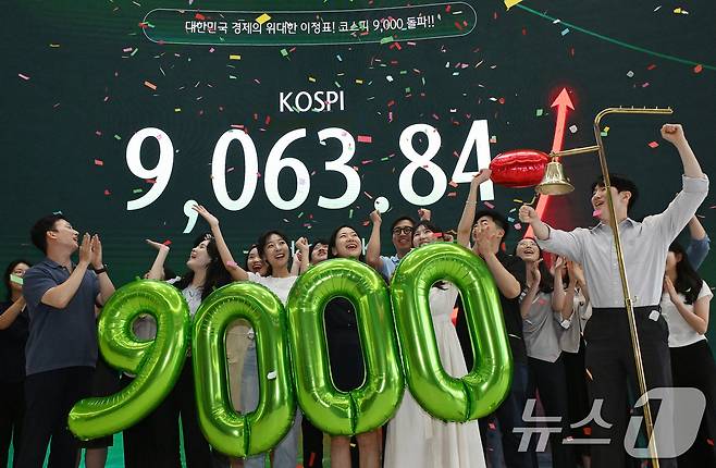 코스피가 사상 처음으로 9000포인트를 돌파 마감한 18일 서울 중구 하나은행 딜링룸에서 직원들이 축하 세리머니를 하고 있다.(공동취재) 2026.6.18 ⓒ 뉴스1 최지환 기자