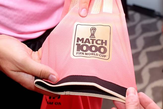 월드컵 1000번째 경기 기념 패치가 부착된 심판복. (FIFA 홈페이지 캡처)