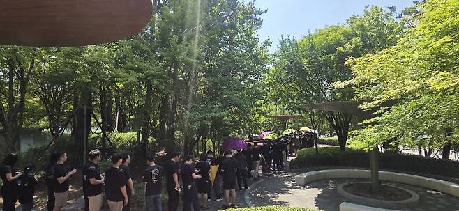삼성전자 DX 부문 직원들이 반도체 부문과의 성과급 격차에 반발해 18일 '검은 옷 입기 캠페인'에 참여한 모습. (동행노조 제공)