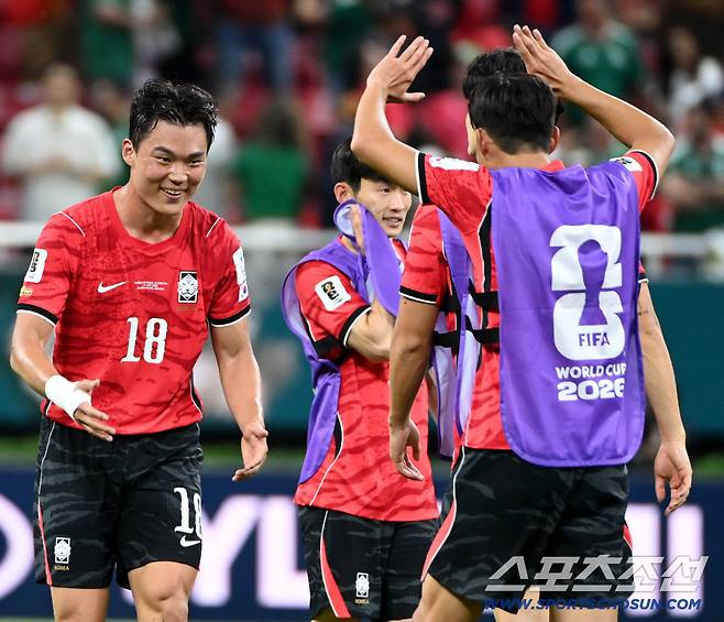 12일(한국시각) 멕시코 과달라하라 사포판의 에스타디오 과달라하라에서 열린 2026 북중미월드컵 대한민국과 체코의 경기. 대한민국이 2대1로 승리했다. 손흥민과 오현규가 기쁨을 나누고 있다. 사포판(멕시코)=허상욱 기자wook@sportschosun.com/2026.06.12/