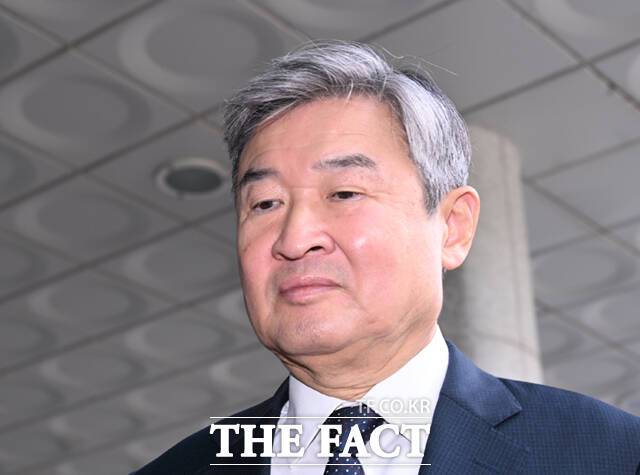 조태용 전 국정원장이 지난해 10월 15일 오전 서울 서울고등검찰청 청사에 마련된 내란 특검 사무실에 피의자 신분으로 출석하고 있다./이새롬 기자