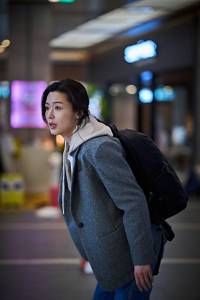 전지현은 ‘군체’에서 생명공학과 교수 권세정 역을 맡았다.