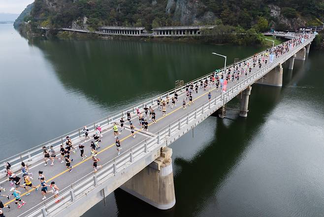 '2025 춘천마라톤' 참가자들이 7.5km 지점 신연교에서 힘차게 달리고 있다. 2025.10.26. /고운호 기자