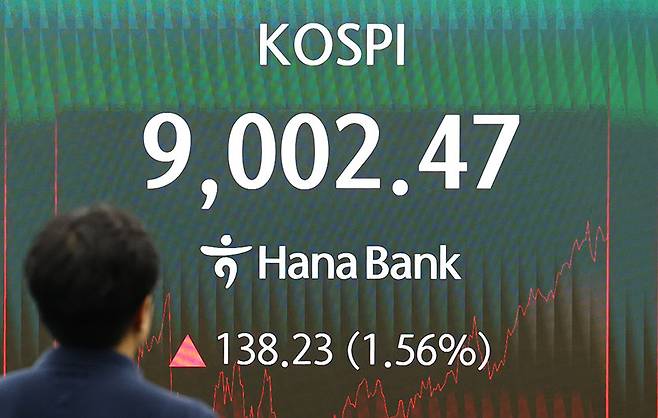 코스피지수가 장중 사상 처음으로 9000을 돌파한 18일 오후 서울 중구 하나은행 본점 딜링룸 전광판에 코스피 시황이 나오고 있다. 2026.6.18/뉴스1