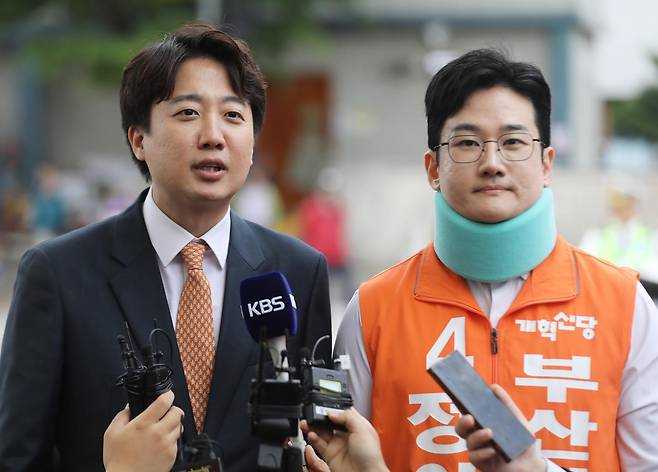 이준석(왼쪽) 개혁신당 대표와 정이한 개혁신당 부산시장 후보가 4월 29일 부산 북구 구포시장에서 취재진 질문에 답하고 있다. 부산=뉴스1