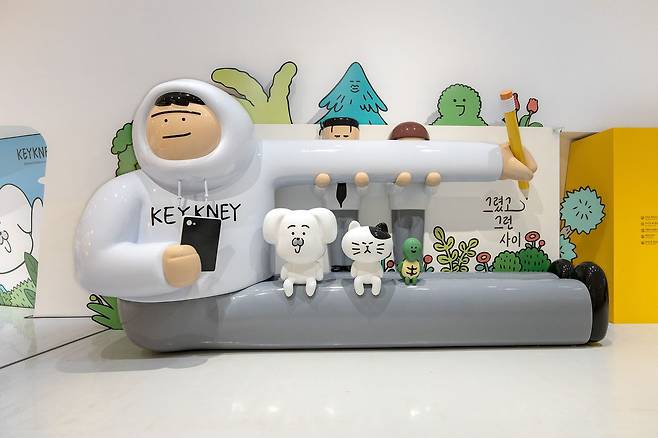 키크니의 작품을 오프라인 공간으로 확장해 관람객이 직접 공감의 결을 체험할 수 있도록 구성한 전시다.