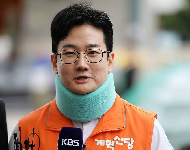 개혁신당 정이한 전 부산시장 후보가 지난 4월 29일 부산 북구 구포시장을 찾아 취재진 질문에 답하고 있다. 사진 뉴스1