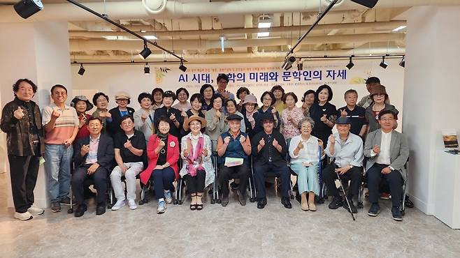 ▲ 춘천문인협회는 10일 춘천 아트프라자 갤러리에서 2026 봄내예술제 기념 문집 ‘봄꿈’ 출판기념회와 회원 역량강화 세미나를 개최했다.