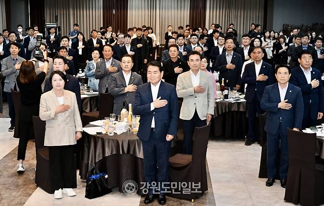 ▲ 제11대 강원도의회 의정활동 성과보고회가 16일 춘천 스카이컨벤션에서 김진태 도지사, 신경호 도교육감, 김시성 도의장, 김용복·박윤미 도부의장을 비롯한 11대 도의원 및 관계자들이 참석한 가운데 열렸다. 방도겸 기자