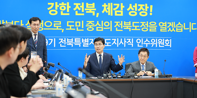 이원택 전북지사 당선인이 10일 전주 전북바이오융합산업진흥원 비즈니스센터에서 열린 전북지사직 인수위원회 출범식에 앞서 기자간담회를 열고 취재진의 질문에 답변하고 있다. 전북지사직 인수위 제공
