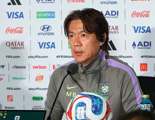 홍명보 한국 축구대표팀 감독이 18일 멕시코 과달라하라 스타디움에서 열린 공식 기자회견에서 질문에 답하고 있다. 사포판 | 연합뉴스