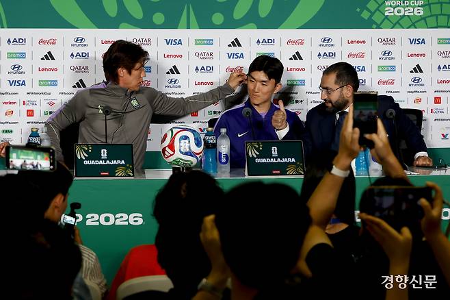 한국 남자 축구대표팀 홍명보 감독과 황인범이 18일(한국 시간) 멕시코 과달라하라 에스타디오 스타디움에서 2026 북중미 월드컵 조별리그 멕시코와의 경기를 앞두고 기자회견을 진행하고 있다. 과달라하라(멕시코) | 문재원 기자