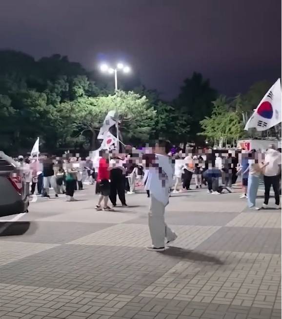 흉기로 자해한 30대 추정 남성 [출처=SNS 갈무리]
