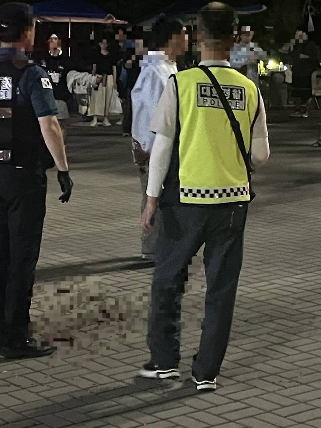 바닥에 떨어진 혈흔 [출처=시청자 제보]
