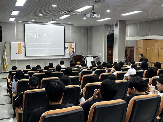 지난 5월 22일 김기석 비트플래닛 부사장이 부천정보산업고등학교에서 ‘돈과 금융의 진화’ 강의를 하고 있다. 윤성아 인턴기자
