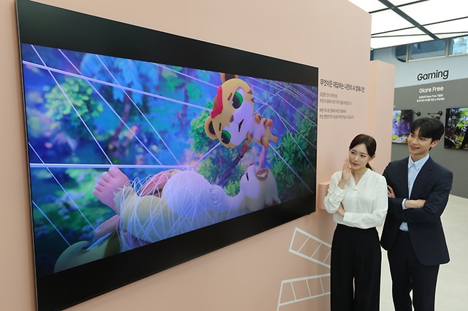 지난 4월 15일 서울 서초구 삼성 강남에서 열린 삼성전자 2026년형 TV 신제품 미디어 브리핑에서 모델들이 제품을 소개하고 있다. [연합뉴스]