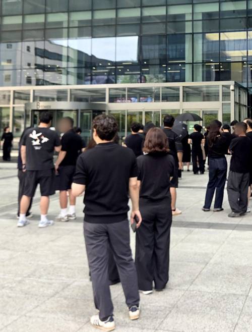 삼성전자의 가전·TV·스마트폰 등을 담당하는 DX(디바이스경험) 부문 직원들이 18일 경기 수원 본사에 검은 옷 또는 검은 마스크를 착용하고 출근하는 캠페인에 참여하고 있다. 삼성전자 노동조합 동행(동행노조)에 따르면, 노사 간 성과급 합의 후에도 다른 부문과의 성과급 격차에 대해 DX 부문을 중심으로 불만이 이어지면서 10일부터 서울 강동을 시작으로 전국 사업장에서 캠페인 참여가 이어지고 있다. [동행노조]
