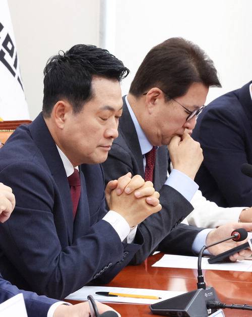 장동혁 국민의힘 대표(왼쪽)가 18일 최고위원회의에서 생각에 잠겨 있다.  뉴스1