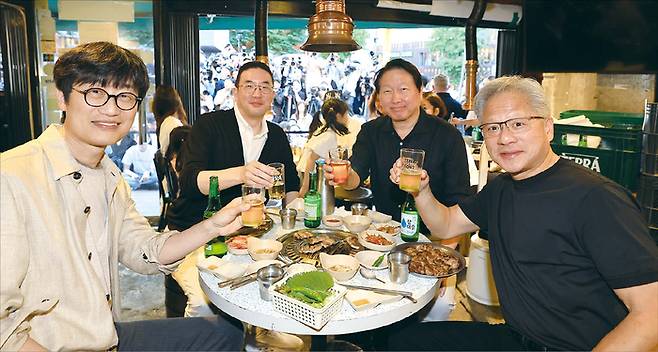 젠슨 황 엔비디아 최고경영자(CEO)와 최태원 SK그룹 회장, 구광모 LG그룹 회장, 이해진 네이버 의장이 지난 6월 5일 서울 홍대입구역 인근에서 ‘삼소(삼겹살·소주) 회동’을 가졌다. (연합뉴스)