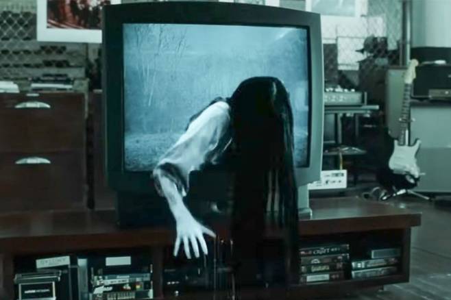 1990년생인 체이스는 2002년 개봉한 영화 '링'에서 TV 화면을 기어 나오는 귀신 사마라 모건 역을 맡아 얼굴을 알렸다. /사진=영화 '링' 스틸