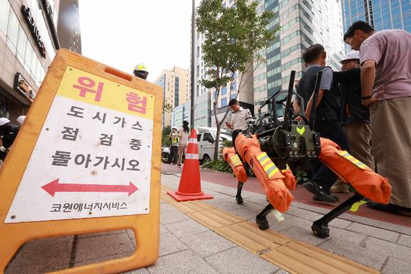 서울 송파구 올림픽공원 인근 건물에서 도시가스가 유출됐다. 사진은 18일 서울 송파구 올림픽공원 인근 한 건물에서 도시가스가 유출돼 소방 로봇개가 투입되는 모습. /사진=뉴스1