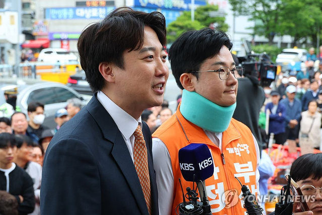 개혁신당 이준석 대표와 정이한 전 부산시장 후보가 지난 4월 29일 부산 북구 구포시장을 찾은 모습. 연합뉴스 자료사진