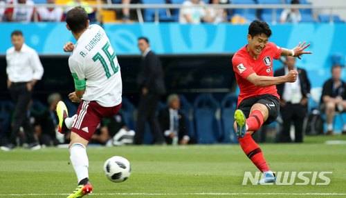 [로스토프나도누(러시아)=뉴시스] 고범준 기자 = 23일(현지시간) 오후 러시아 로스토프 아레나에서 열린 2018 러시아월드컵 조별리그 F조 2차전 대한민국-멕시코의 경기, 한국의 손흥민이 슛팅을 하고 있다. 2018.06.24. bjko@newsis.com