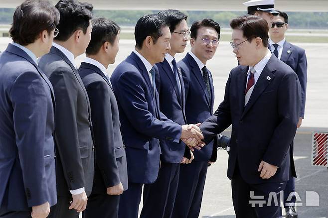 [성남=뉴시스] 최동준 기자 = G7 정상회의 등 유럽 순방 일정을 마친 이재명 대통령이 18일 경기 성남 서울공항에 도착해 정청래 더불어민주당 대표와 인사하고 있다. 2026.06.18. photocdj@newsis.com