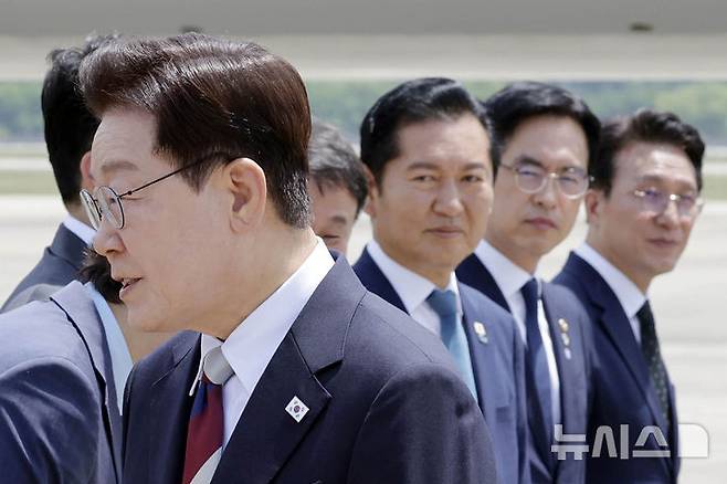 [성남=뉴시스] 최동준 기자 = G7 정상회의 등 유럽 순방 일정을 마친 이재명 대통령이 18일 경기 성남 서울공항에 도착해 환영 인사들과 인사하고 있다.오른쪽부터 김민석 국무총리, 김민재 행정안전부 차관, 정청래 더불어민주당 대표. 2026.06.18. photocdj@newsis.com