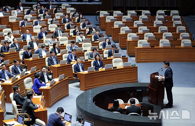 [서울=뉴시스] 최진석 기자 = 윤상현 국정조사 특별위원회 위원장이 18일 여의도 국회에서 열린 제436회국회(임시회) 제3차 본회의에서 제9회 전국동시지방선거 투표용지 부족사태 등 국민참정권 침해 진상규명 및 선거관리 개혁을 위한 국정조사계획서 승인 안건을 설명하고 있다. 2026.06.18. myjs@newsis.com