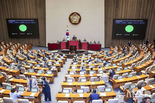 [서울=뉴시스] 정병혁 기자 = 18일 오후 서울 여의도 국회에서 열린 제436회국회(임시회) 제3차 본회의에서 제9회 전국동시지방선거 투표용지 부족사태 등 국민 참정권 침해 진상규명 및 선거관리 개혁을 위한 국정조사계획서 승인 안건이 통과되고 있다. 2026.06.18. jhope@newsis.com