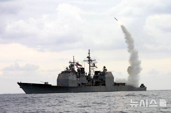 [지중해=AP/뉴시스] 사진은 2003년 3월23일 지중해에서 작전 중이던 미 해군 유도미사일 순양함 USS 케이프 세인트 조지(CG 71)에서 토마호크 지상공격미사일(TLAM)이 발사되고 있는 모습. 2026.05.26.