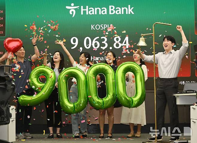 [서울=뉴시스] 박주성 기자 = 코스피가 사상 첫 9000을 돌파하며 한국 자본시장 역사를 새로 썼다. 18일 서울 중구 하나은행 본점 하나인피니티서울에서 직원들이 코스피 9000 돌파 기념 타종 세리머니를 하고 있다. (공동취재). 2026.06.18. photo@newsis.com