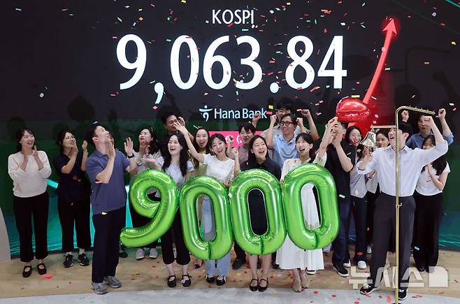 [서울=뉴시스] 박주성 기자 = 코스피가 사상 첫 9000을 돌파하며 한국 자본시장 역사를 새로 썼다. 18일 서울 중구 하나은행 본점 하나인피니티서울에서 직원들이 코스피 9000 돌파 기념 타종 세리머니를 하고 있다. (공동취재). 2026.06.18. photo@newsis.com