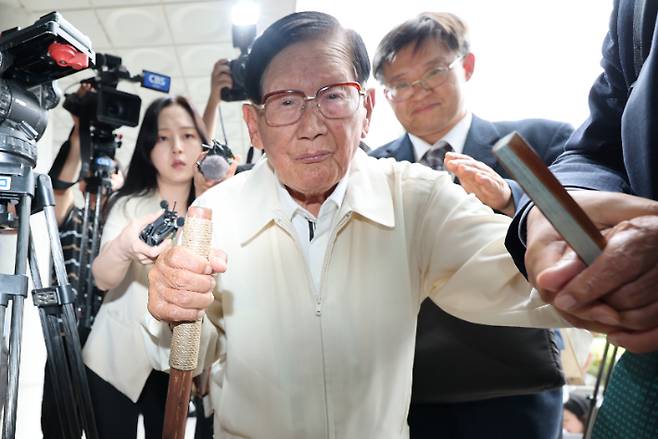 정당법 위반 혐의를 받고 있는 이만희 신천지 총회장이 4일 피의자 신분으로 조사를 받기 위해 서울 서초동 검·경 합동수사본부에 출석하고 있다. 연합뉴스