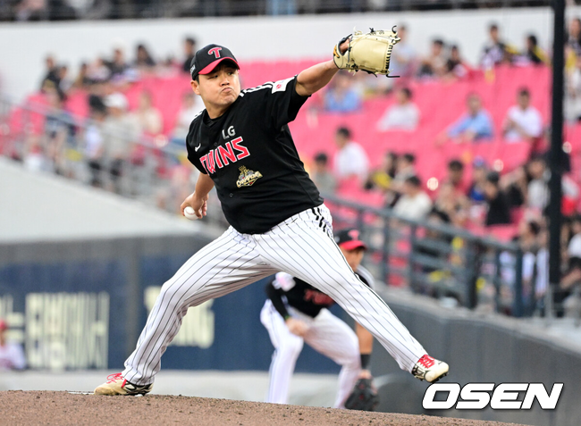 [OSEN=광주, 지형준 기자] 17일 광주-기아 챔피언스필드에서 2026 신한 SOL KBO리그 KIA 타이거즈와 LG 트윈스의 경기가 열렸다.KIA는 아담 올러, LG는 장현식이 선발로 나섰다.1회말 LG 장현식이 역투하고 있다. 2026.06.17 / jpnews@osen.co.kr