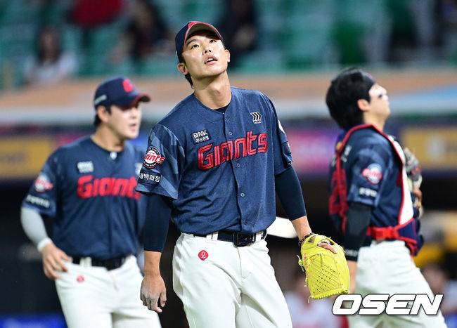 [OSEN=인천, 최규한 기자] 17일 인천 SSG랜더스필드에서 ‘2026 신한 SOL Bank KBO리그’ SSG 랜더스와 롯데 자이언츠의 경기가 열렸다. 7회말 2사 만루 상황 SSG 에레디아를 포수 파울플라이로 이끌며 실점없이 이닝을 막아낸 롯데 현도훈이 더그아웃으로 향하고 있다. 2026.06.17 / dreamer@osen.co.kr