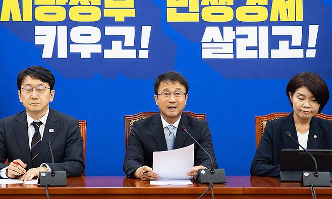 민주당 정책조정회의 더불어민주당 한병도 원내대표(가운데)가 18일 국회에서 열린 당 정책조정회의에서 모두발언하고 있다. 왼쪽부터 민주당 천준호 원내운영수석부대표, 한 원내대표, 한정애 정책위의장. 뉴스1